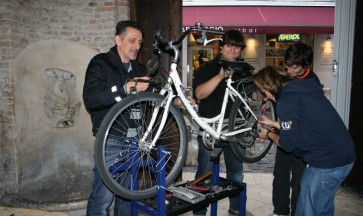 Ecofficina in città: a Rimini l’esperienza In Opera di biciclette elettriche diventa mostra, incontro tra cultura ed ecologia, laboratorio “da passeggio”